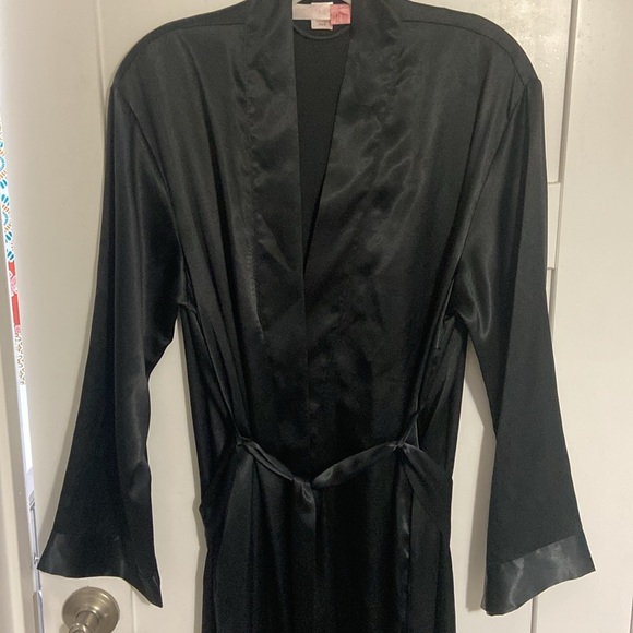 Victoria’s Secret Black Silky Long Sleeve Maxi Robe SZ XS/S - Picture 3 of 4